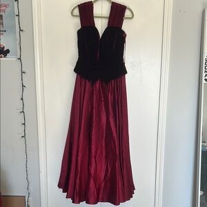 Les Robbs - Elegant Burgundy Strapless Dress
